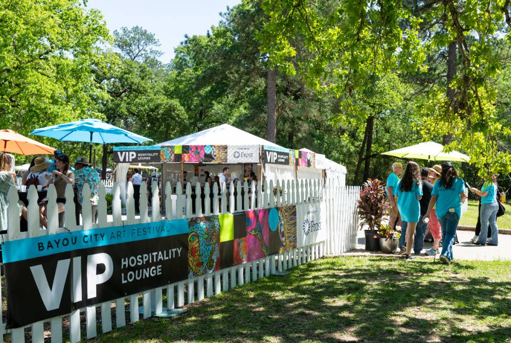 La imagen muestra una fila de puestos en el Bayou City Art Festival de Houston.