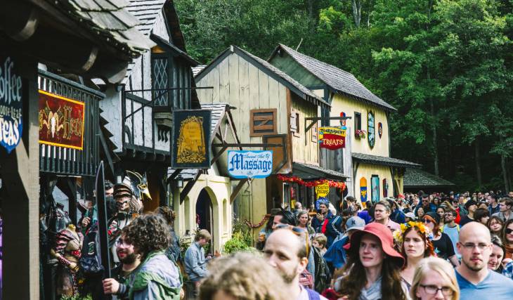 Situada a una hora de Houston, esta localidad se transforma en un pueblo del siglo XVI en el que te sumerges de lleno, con cientos de tiendas y espectáculos para su festival anual