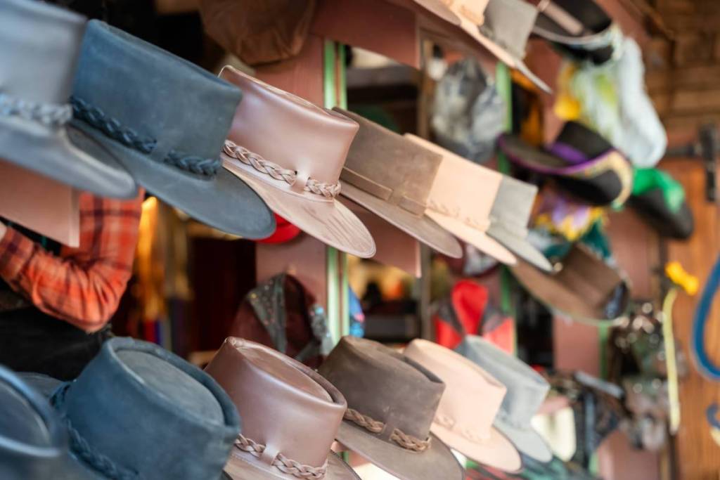 La imagen muestra sombreros en un puesto del Festival Renacentista de Texas.
