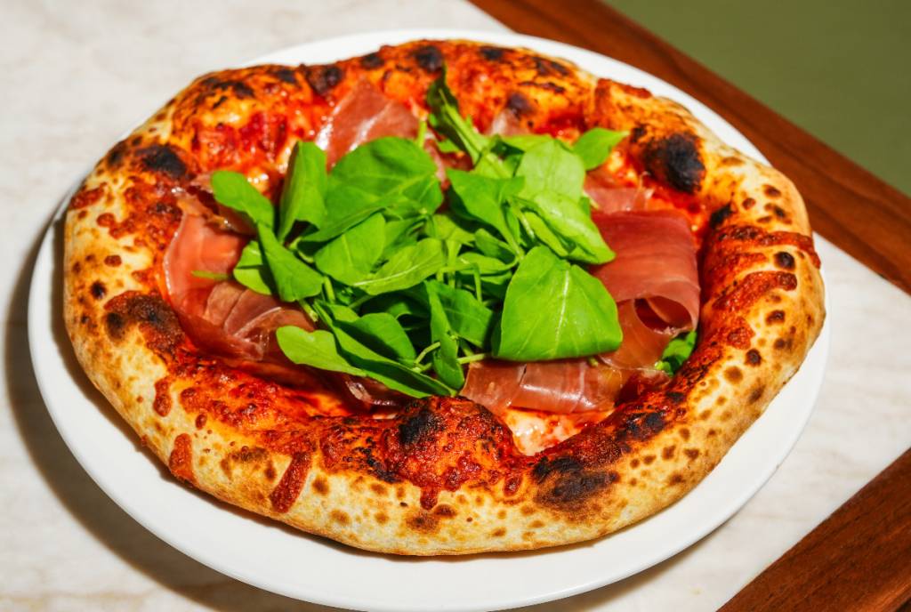 La imagen muestra una pizza tal y como la sirven en Murray's Pizza & Wine