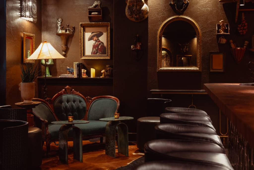 La imagen muestra el interior del Bar Buena en Houston.