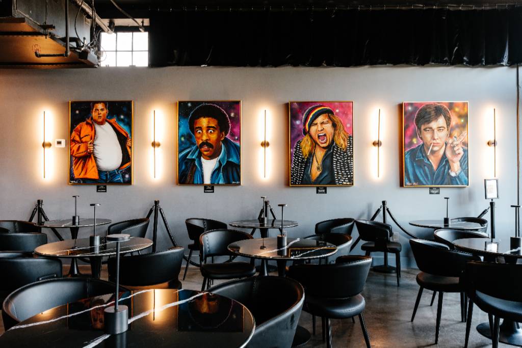 La imagen muestra el interior de la cafetería del Riot Comedy Club.