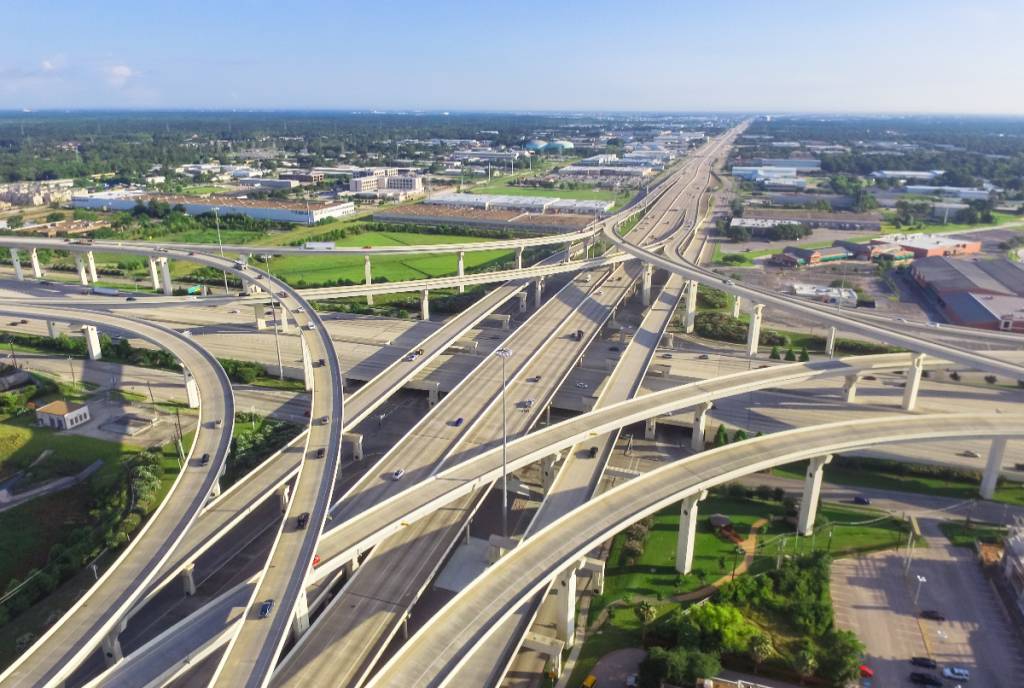 La imagen muestra un cruce de autopistas en Houston.