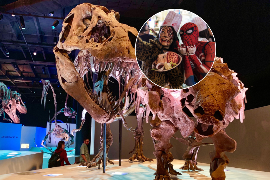 La imagen muestra un esqueleto de T-Rex con una imagen superpuesta de dos personas disfrazadas.