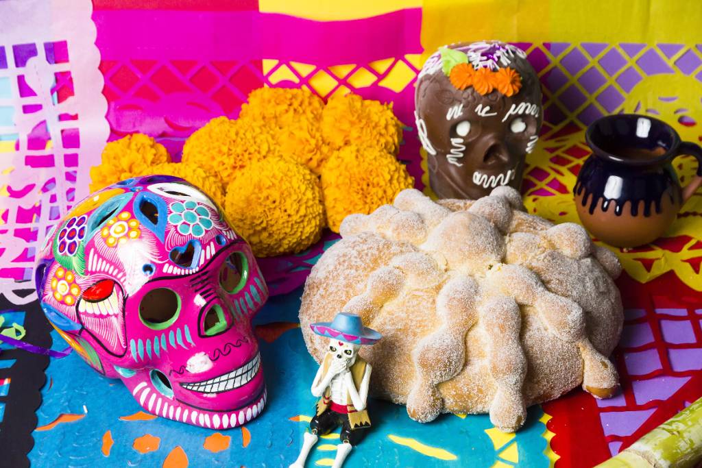 La imagen muestra un pan de muerto.