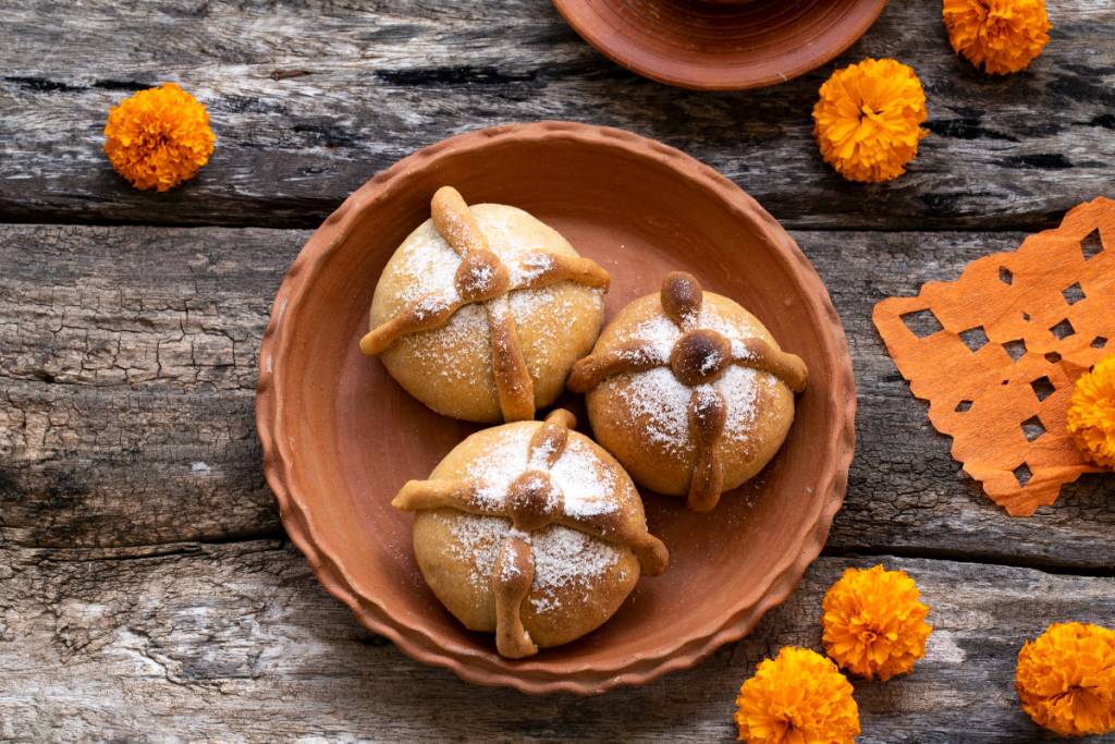 La imagen muestra un pan de muerto.