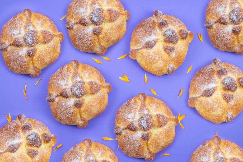 La imagen muestra un pan de muerto.