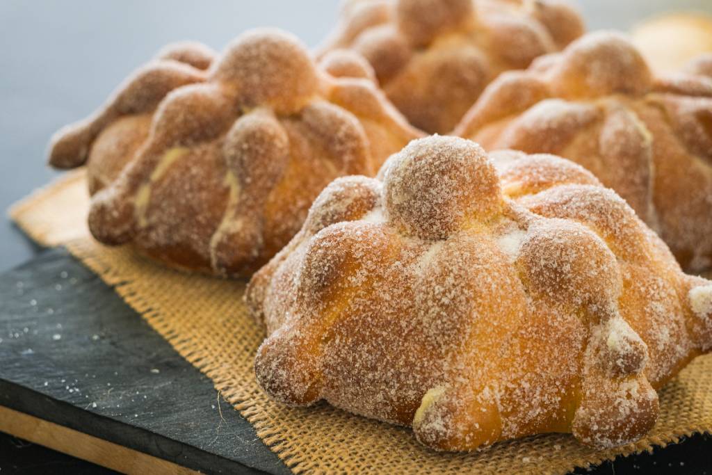 La imagen muestra un pan de muerto.
