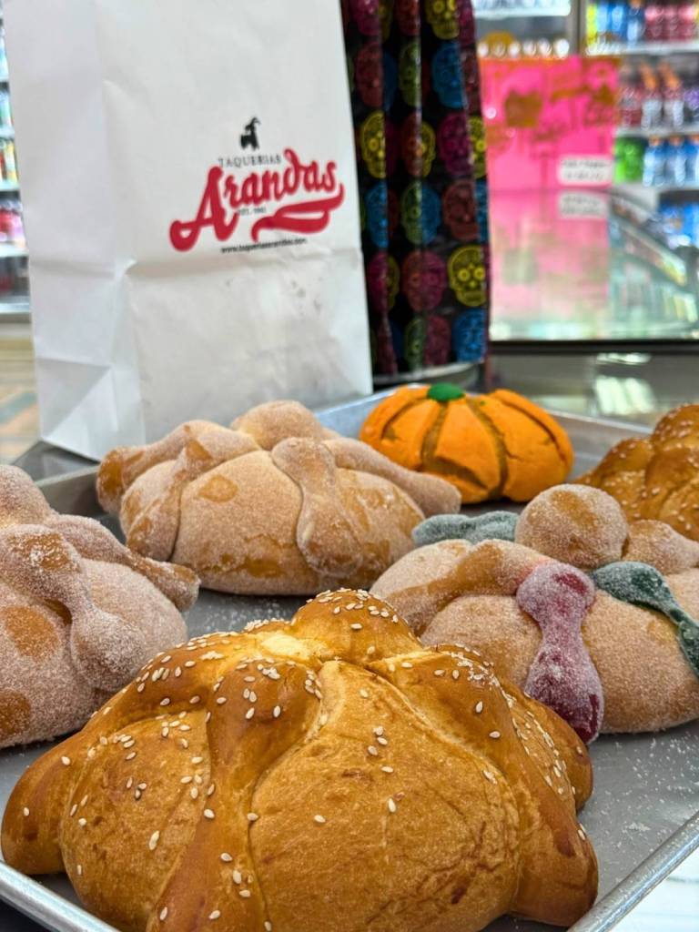La imagen muestra productos de panadería, incluido el pan de muerto, que ofrece Arandas Bakery en Houston.