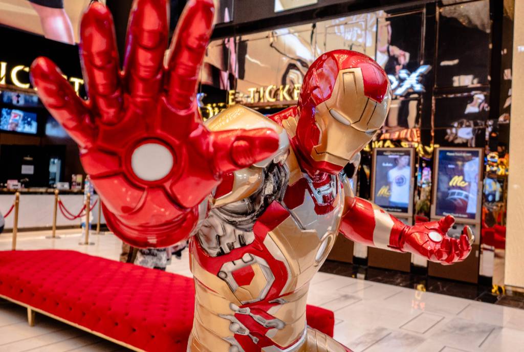 La imagen muestra una estatua de Iron Man.