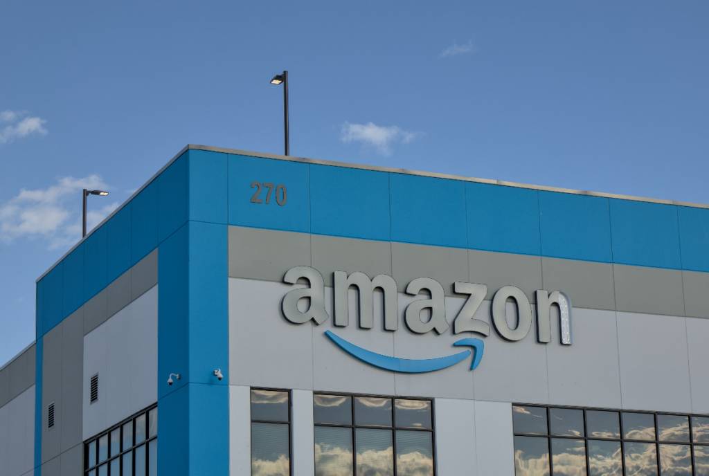 La imagen muestra el letrero de un edificio de Amazon.