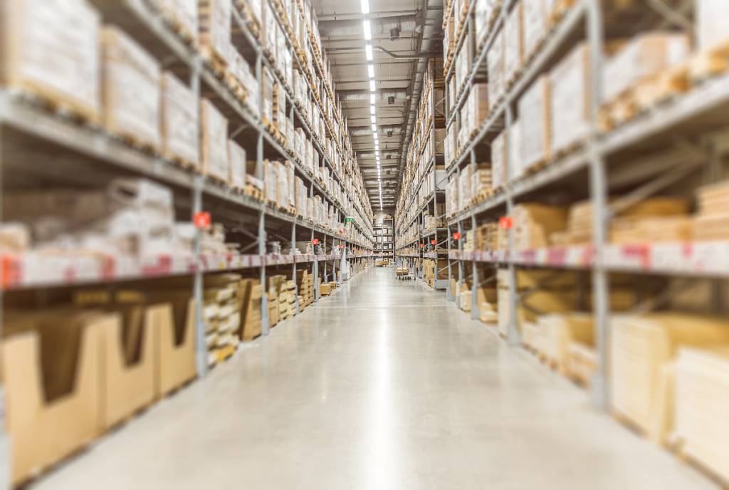 La imagen muestra un almacén de Amazon. 