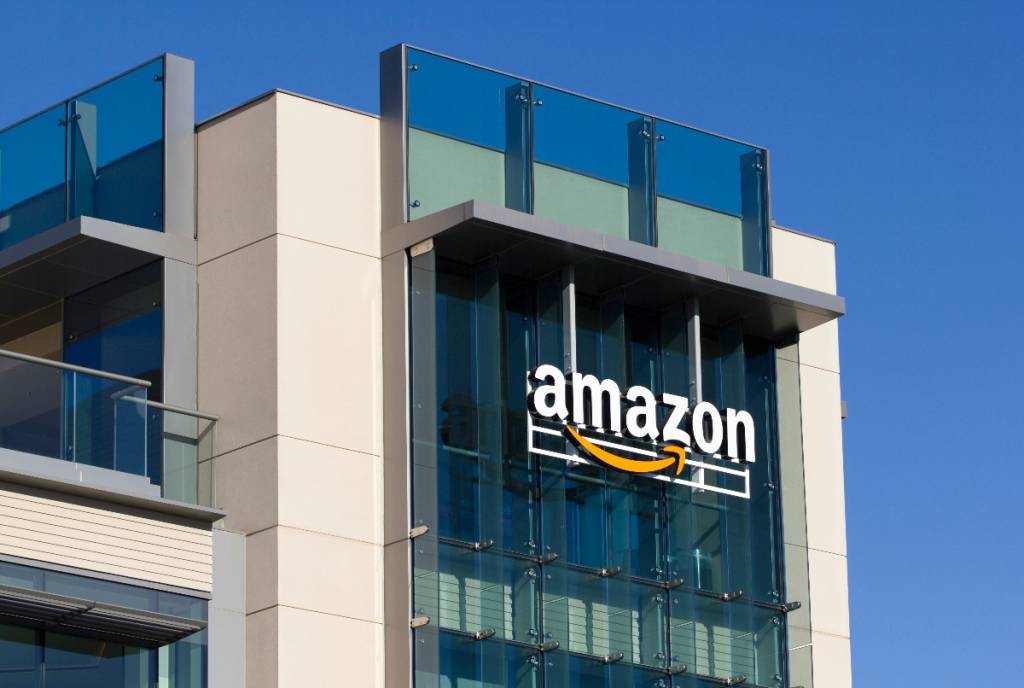 La imagen muestra el letrero de un edificio de Amazon.