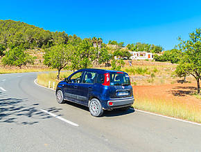 El Consell de Ibiza exigirá garajes a las empresas de alquiler de coches para frenar la saturación