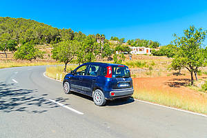 El Consell de Ibiza exigirá garajes a las empresas de alquiler de coches para frenar la saturación