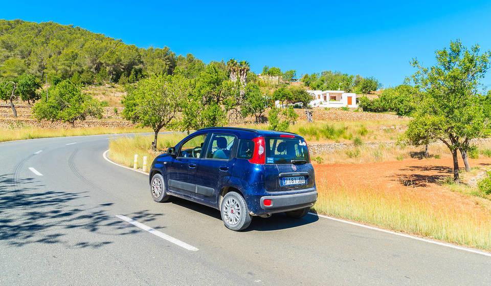 El Consell de Ibiza exigirá garajes a las empresas de alquiler de coches para frenar la saturación