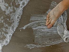 Cuidar el mar en Ibiza: vecinos y turistas se unen para limpiar la costa