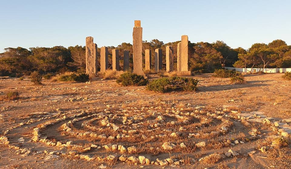 El Stonehenge de Ibiza: guía para visitar Tiempo y Espacio en Cala Llentia