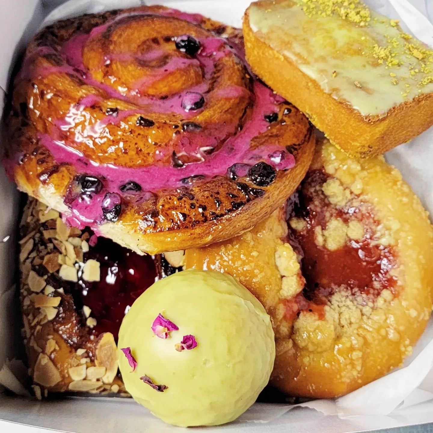 9 Brilliant Bakeries In Kansas City With Doughlicious Delights!