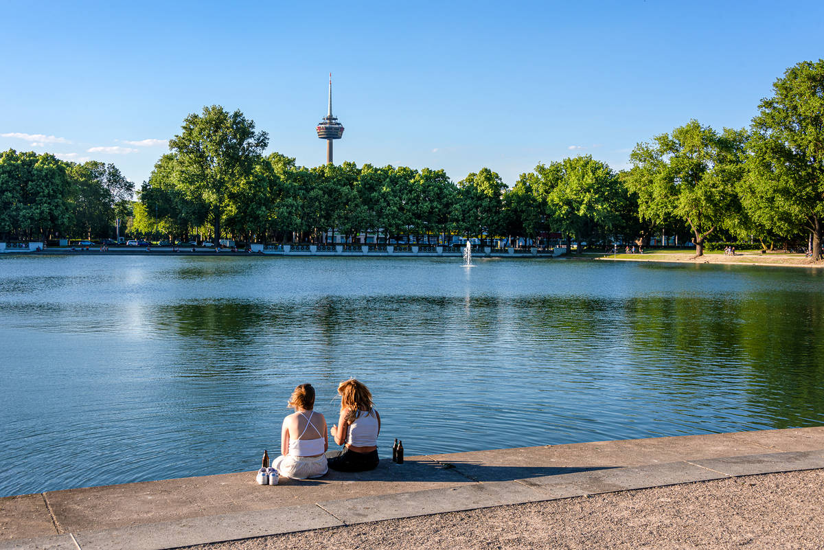 Zwei Frauen am Wasser in Köln