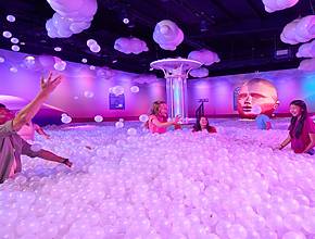 In Köln entfaltet sich ab sofort eine Fantasiewelt mit 12 multisensorischen Räumen voller Bubbles in allen Varianten, die euer inneres Kind entfesseln – jetzt Tickets sichern!