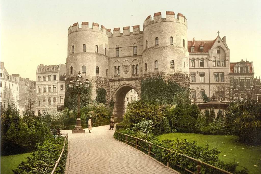 Hahnentorburg in Köln. Coloriertes Foto um 1900.
