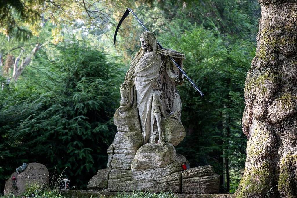 You’ll find this eerie statue at Melaten Cemetery.