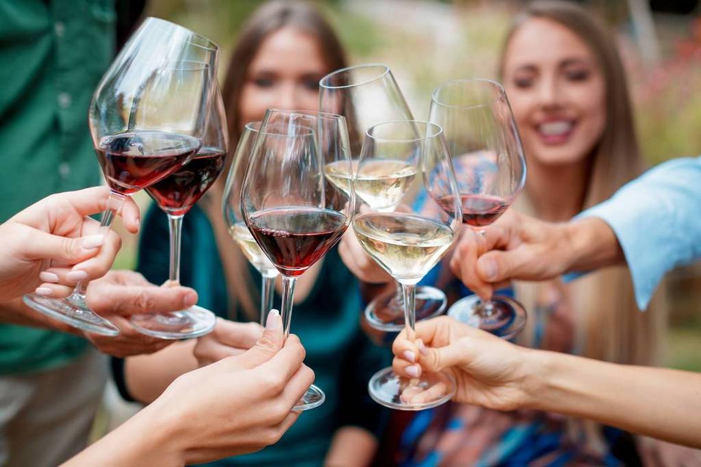 Anstoßen auf dem Weinfest in Köln