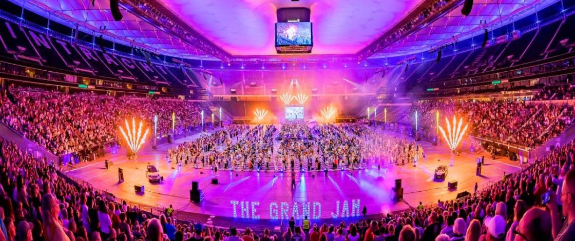 The Grand Jam is coming to Cologne: Rock out, sing along, and party at the concert of a lifetime—with the world’s biggest band and exclusive special guests!