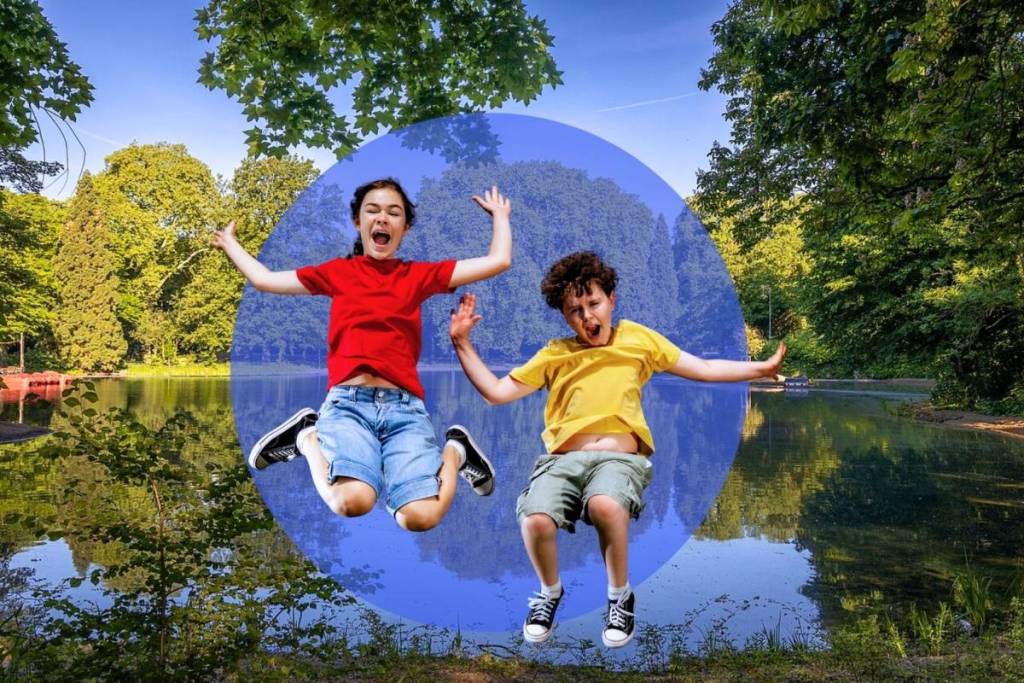 Kinder springen im Volksgarten Köln.