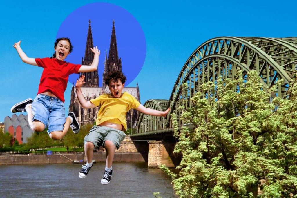 Kinder springen vor dem Kölner Dom in die Luft!