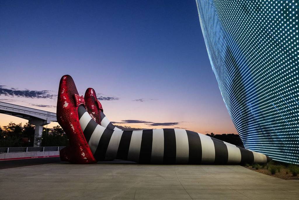 Anuncio de Esfera para Mago de Oz con piernas y zapatos rojos