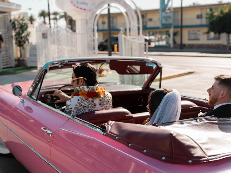 2 people who just got married with an Elvis impersonator in Vegas