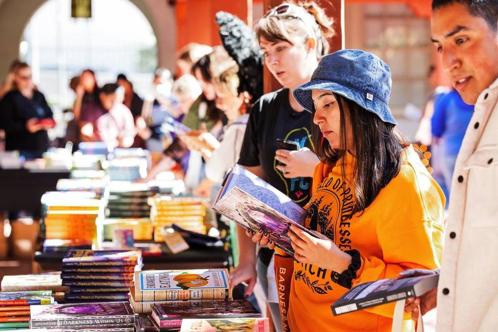 gente en un festival del libro