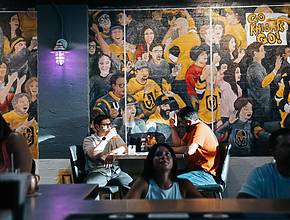 El Distrito de las Artes de Las Vegas tiene su primer bar deportivo, y tiene un tiro salvaje de los Golden Knights
