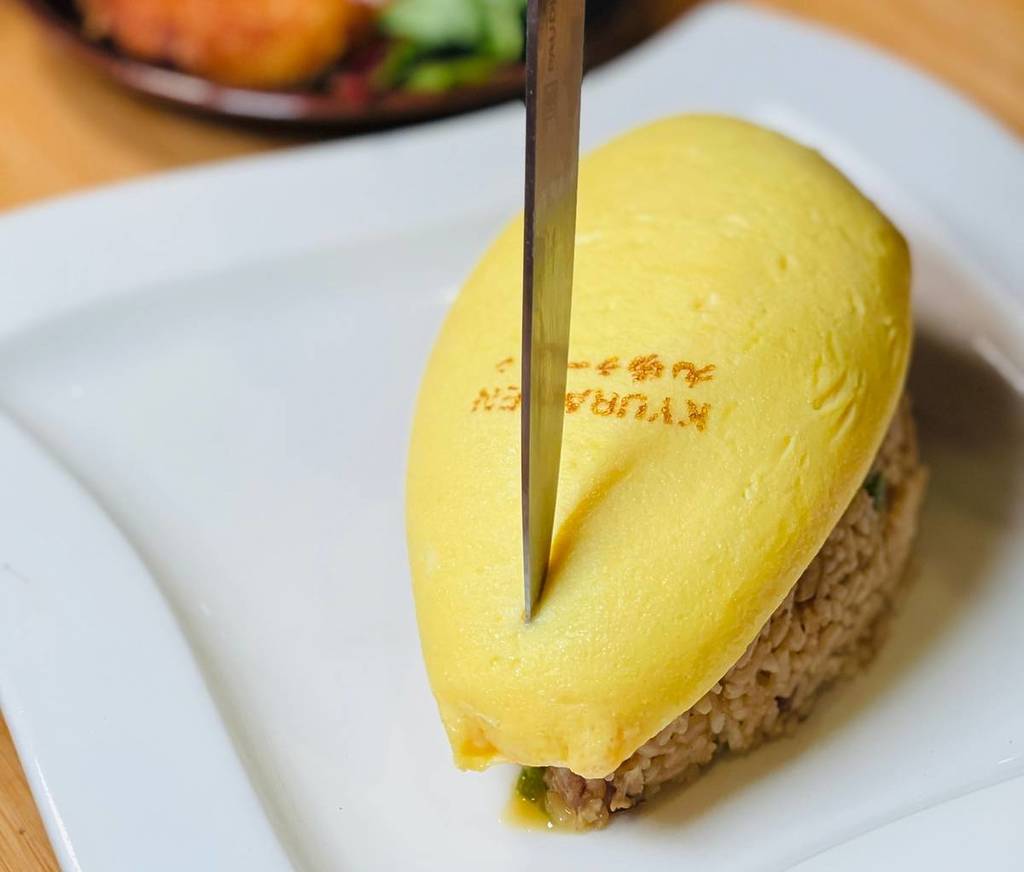 omurice with knife in it
