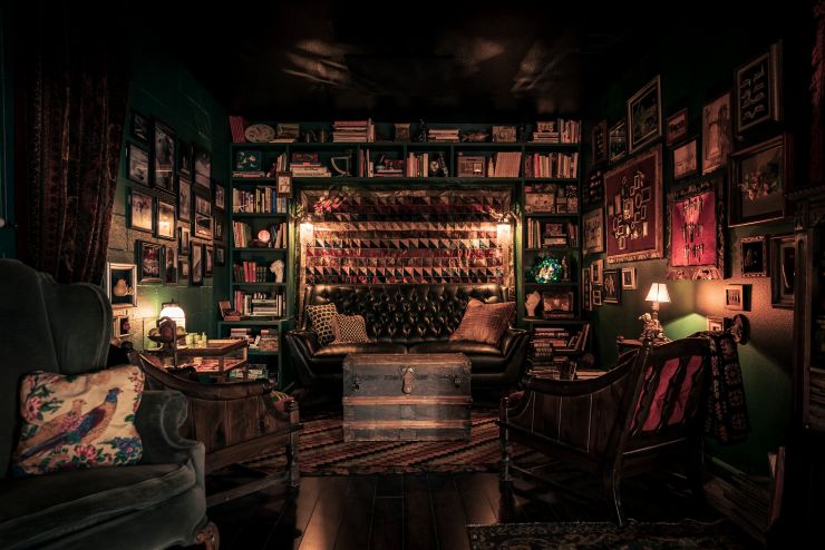 una sala llena de objetos de colección