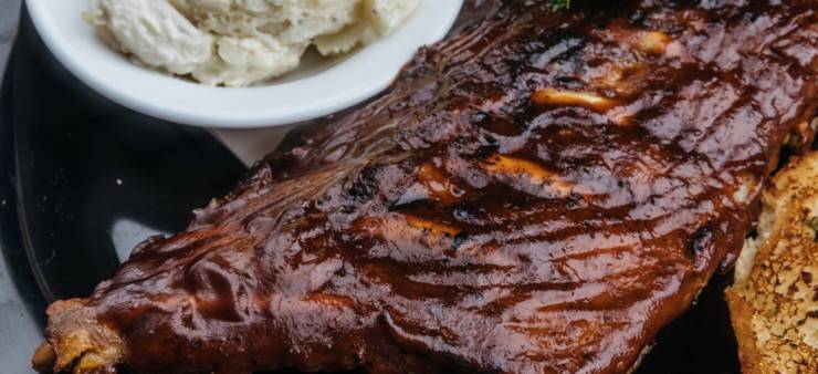 Costillas a la barbacoa en un local con comida barata en Las Vegas