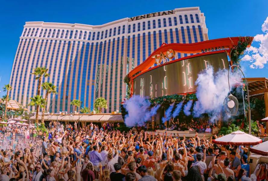 people having a good time at Vegas dayclubs