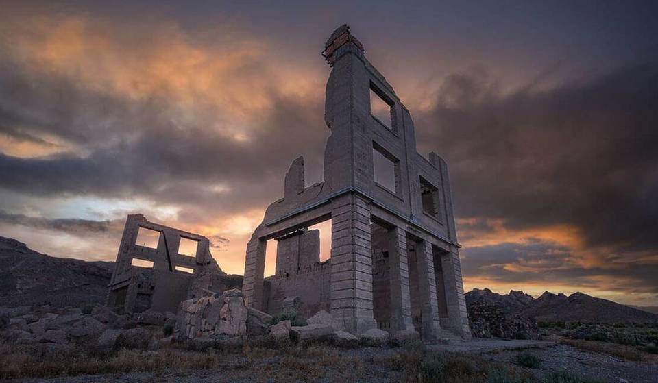 Esta ciudad fantasma de Nevada, que en su día fue una floreciente ciudad de la fiebre del oro, se encuentra a solo dos horas de Las Vegas y cuenta con arte espeluznante y una casa hecha con 50 000 botellas de vidrio.