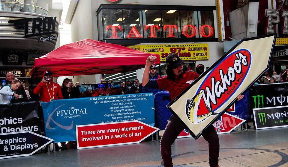 Probablemente no sabías que hay un Campeonato Mundial de Sign Spinning en Las Vegas, pero cuenta con 60 competidores y es una cita ineludible.