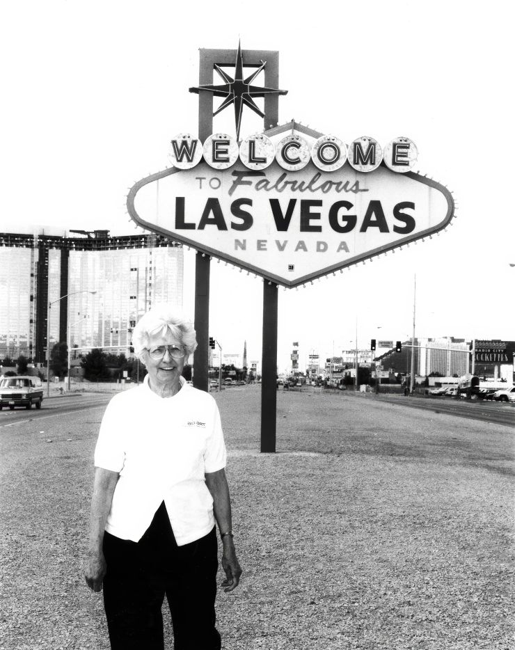 Betty Willis next to the iconic Vegas sign