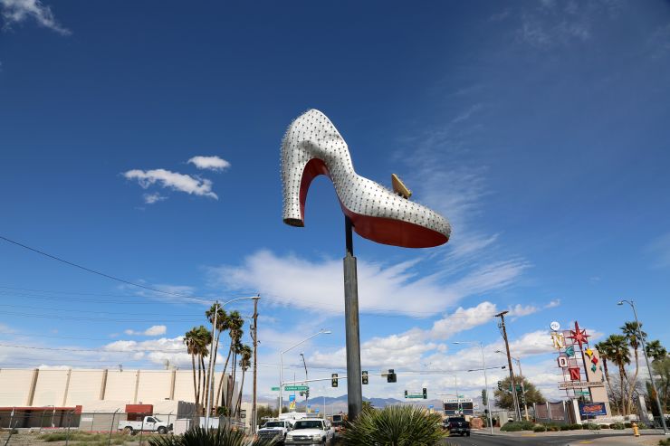 la famosa zapatilla plateada del Museo del Neón de Las Vegas