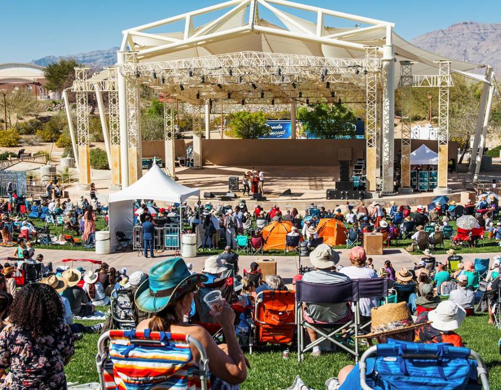 gente mirando un escenario en el Festival de Bluegrass de Las Vegas