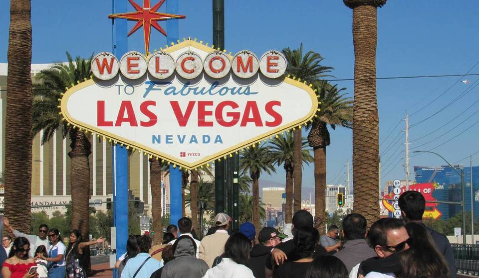 Camina más rápido o paga: ya están aquí los polémicos nuevos «carriles rápidos» del Strip de Las Vegas