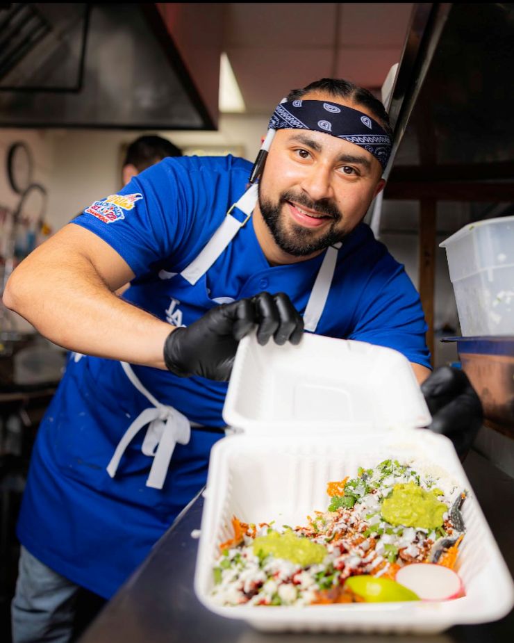 el chef de Villas presentando sus tacos