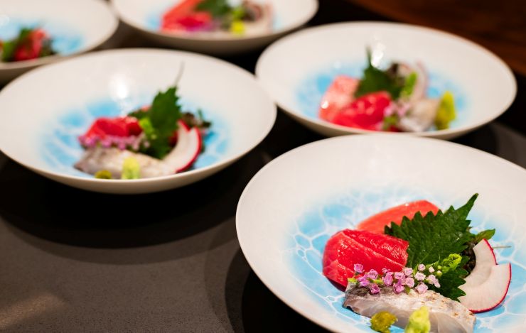 pequeños platos omakase en un restaurante japonés