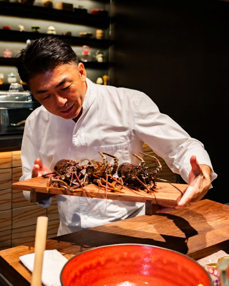 el chef Endo con comida japonesa