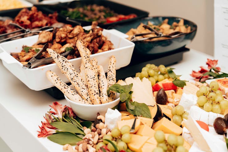 bufé de pan, fruta y carne
