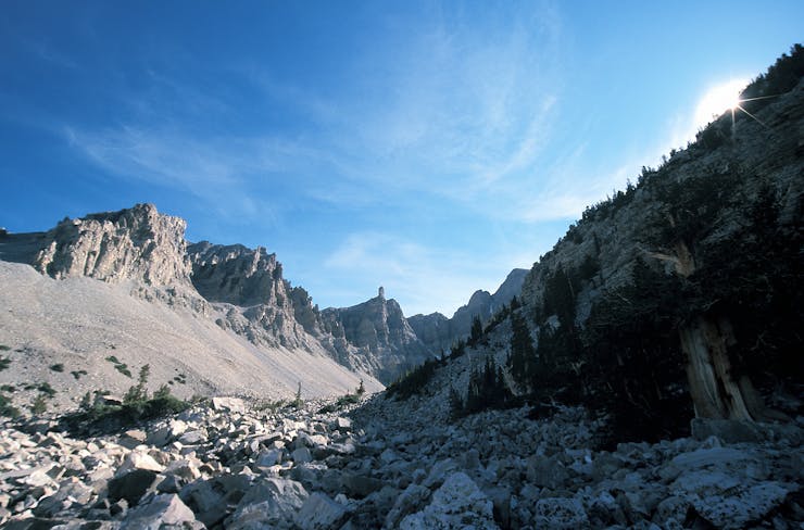 Majestuoso paisaje rocoso en la naturaleza salvaje de Nevada, en el Parque Nacional Great Basin